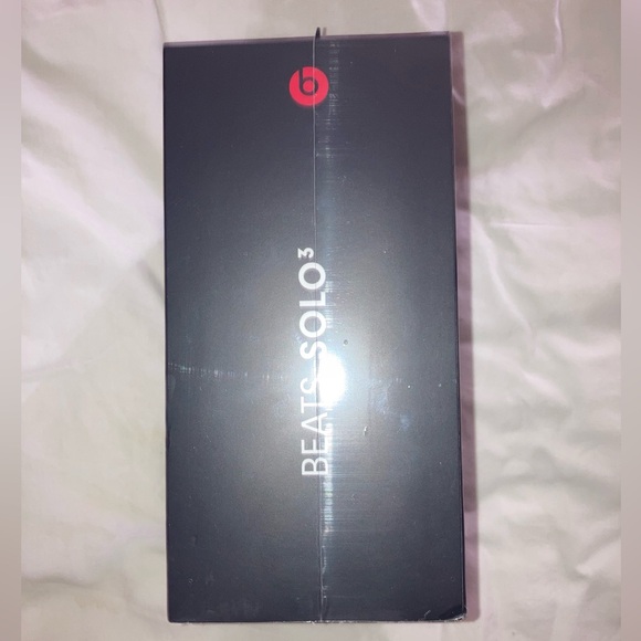 SOLD Gold Beats SOLO 3 On-Ear Wireless Bluetooth Headphones Brand New and Sealed - Picture 2 of 16
